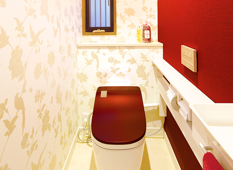 印象的な深紅のトイレ
