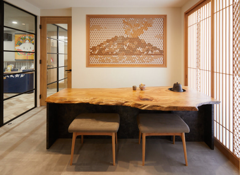 木目と黒で、伝統と洗練を調和